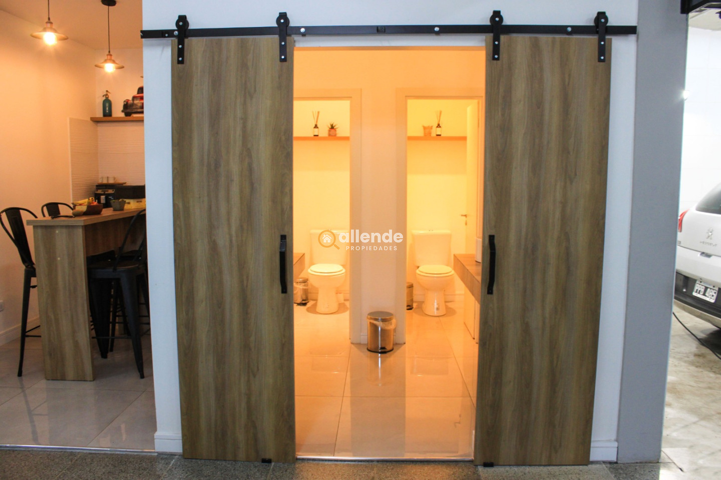 Toilette y cocina del local comercial.
